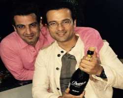 Rohit Roy consuming alcohol